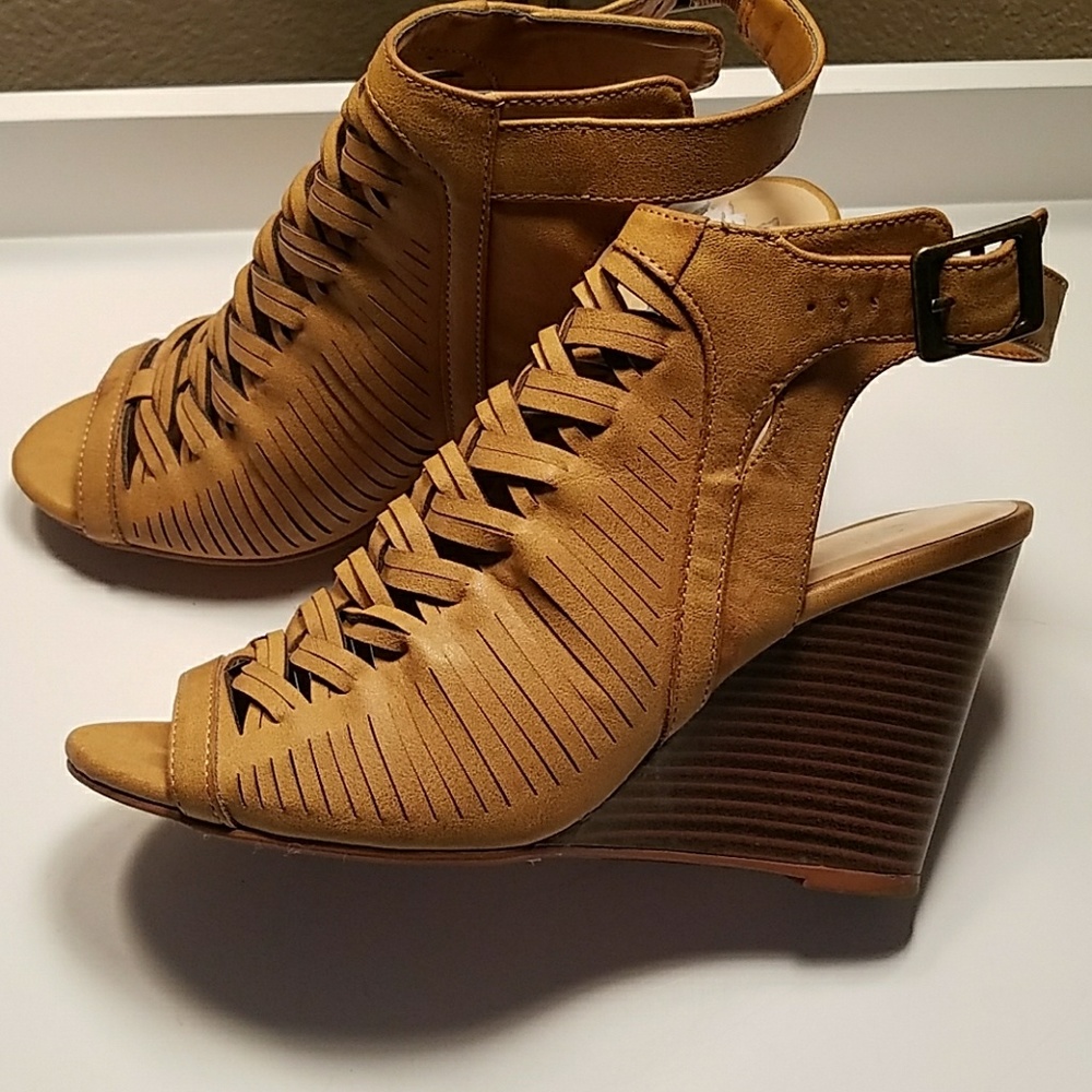 Dollhouse Mustard Open Toe Sandals Size 6 - Picture 2 of 4